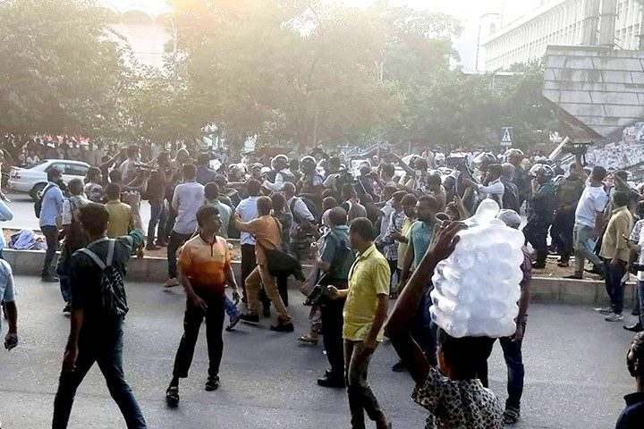 শাহবাগে আন্দোলনকারীদের সঙ্গে পুলিশের ধাওয়া-পাল্টাধাওয়া