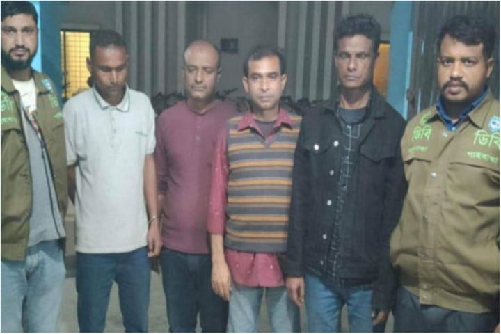 পুলিশ নিয়োগের নামে প্রতারণা, আটক ৪