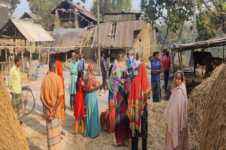 নামাজ থেকে ফিরে স্ত্রীর গলাকাটা মরদেহ দেখতে পেলেন স্বামী