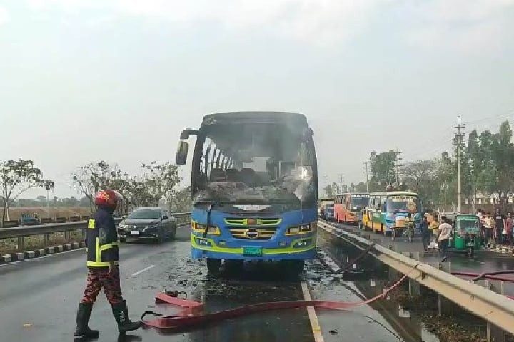 এক্সপ্রেসওয়েতে চলন্ত বাসে আগুন