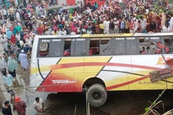 মাদারীপুরে যাত্রীবাহী বাস খাদে, নিহত বেড়ে ১৭