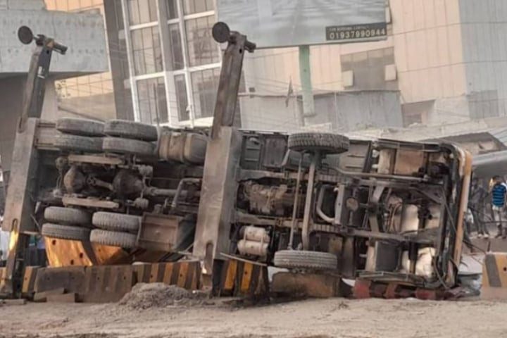বিআরটি প্রকল্পের ক্রেন উল্টে আহত ৫