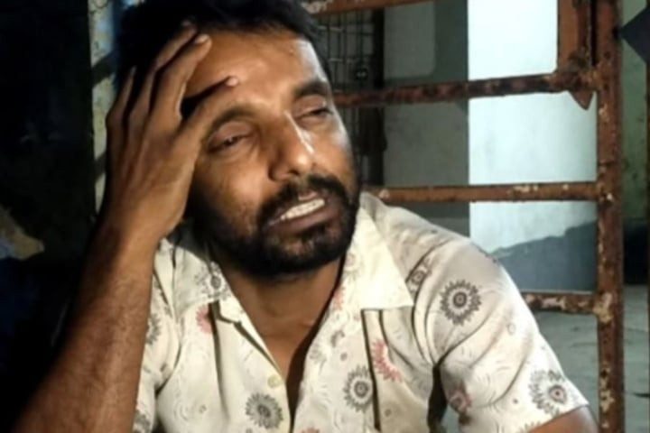 নামাজ পড়া শেষে অটোরিকশা না পেয়ে কাঁদছেন ইভান