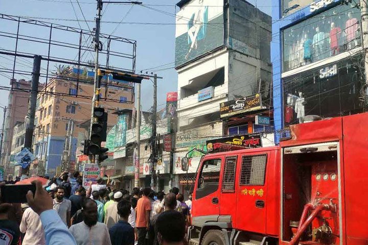 মতিপ্লাজা মার্কেটের আগুন নিয়ন্ত্রণে