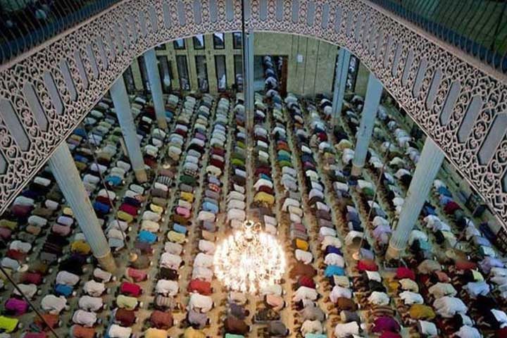 ইবাদত-বন্দেগিতে পালিত হচ্ছে পবিত্র শবেকদর