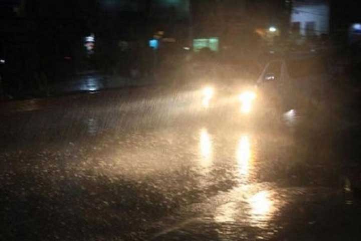 মধ্যরাতে বৃষ্টিতে ভিজল মৌলভীবাজার