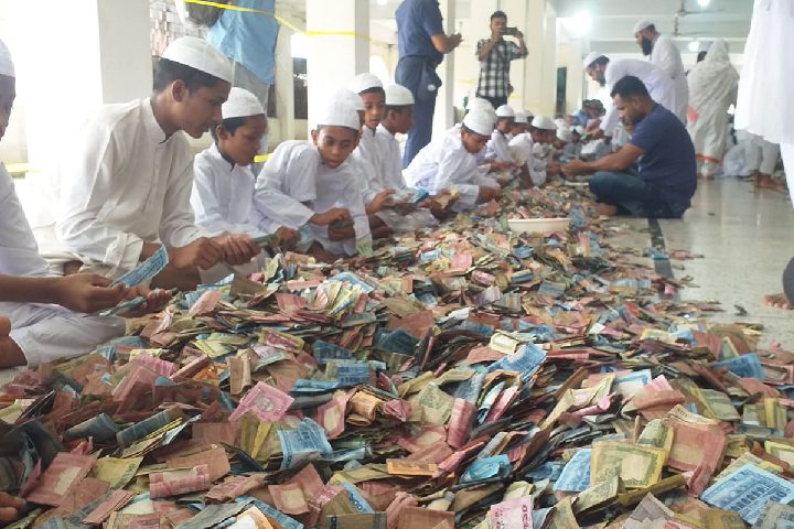 পাগলা মসজিদের দানবাক্সে মিলল ১৯ বস্তা টাকা