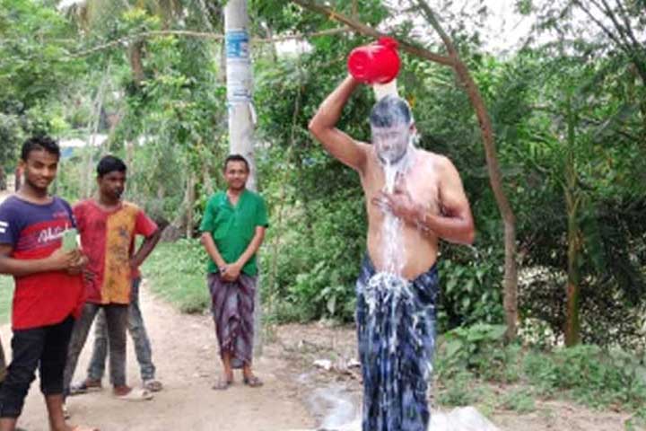 স্ত্রীর সঙ্গে বিচ্ছেদের খুশিতে এক মণ দুধ দিয়ে গোসল