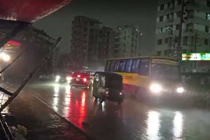 রাজধানীতে ১০২ কিলোমিটার বেগে কালবৈশাখী
