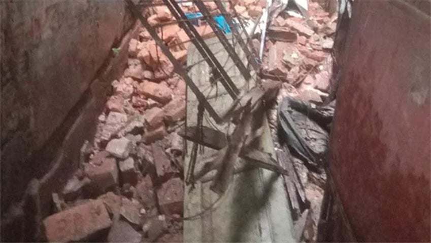 হেলে পড়েছে বংশাল পুলিশ ফাঁড়ির ভবন