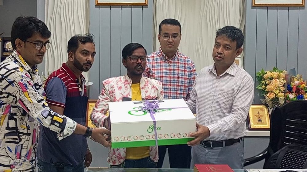 জন্মদিনে ডিবি প্রধানের থেকে ‘কেক’ উপহার পেলেন হিরো আলম