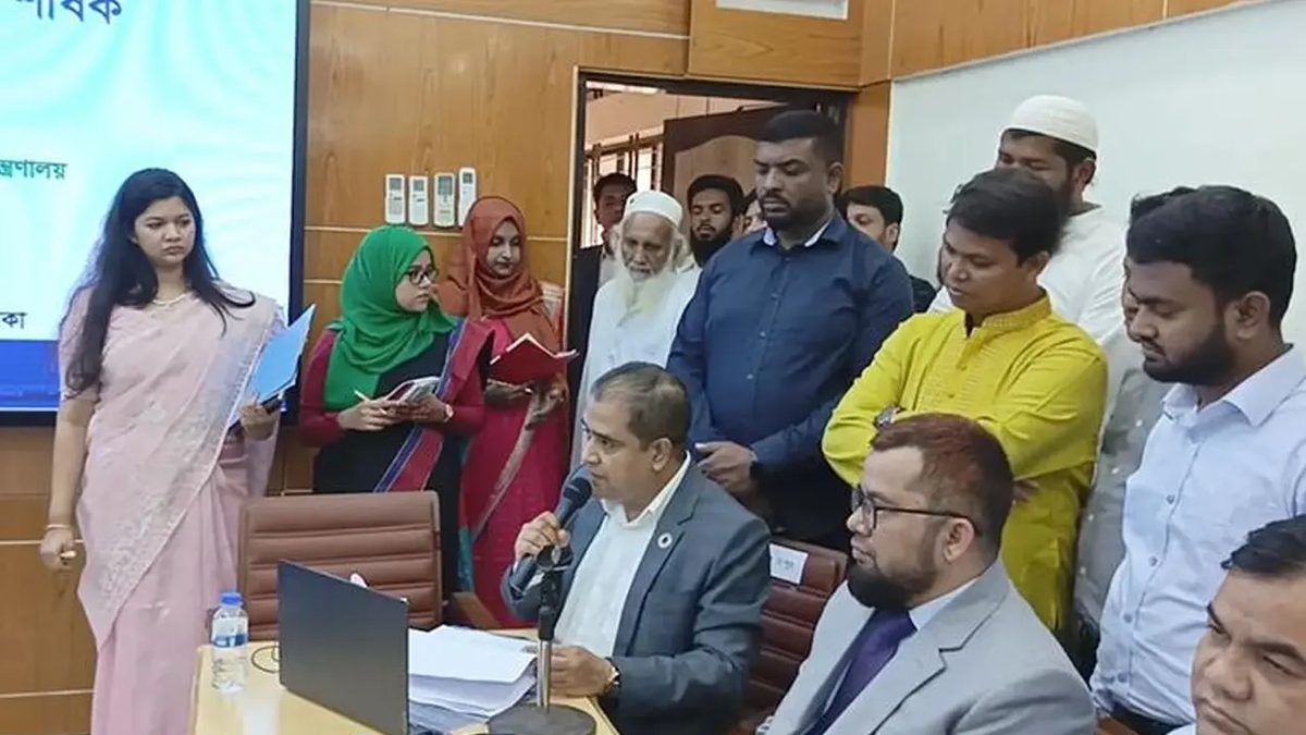 ২ মিনিটের বক্তব্যে মন্ত্রীকে ৫০ বার ‘স্যার’ সম্বোধন, সমালোচনার ঝড়