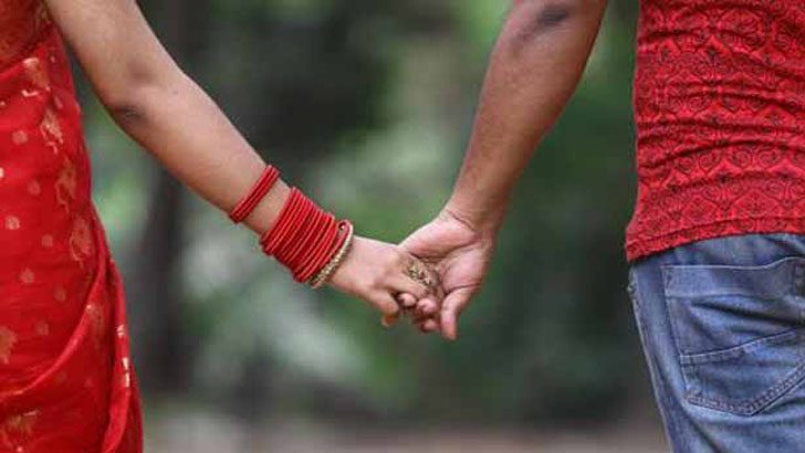 চাঁদপুরে স্বর্ণ-টাকা নিয়ে ছেলের শিক্ষকের হাত ধরে গৃহবধূ উধাও