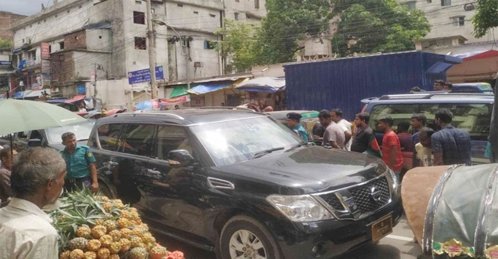 মেয়র তাপসের গাড়ি আটকে দিলো শিক্ষার্থীরা