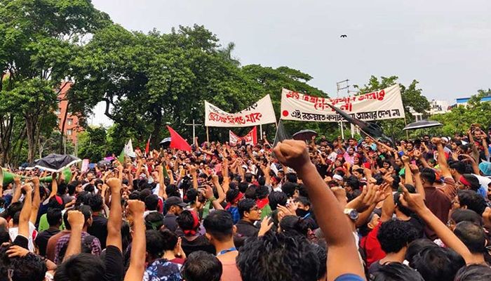 নতুন কর্মসূচি দিয়ে শহীদ মিনার ছাড়লেন আন্দোলনকারীরা