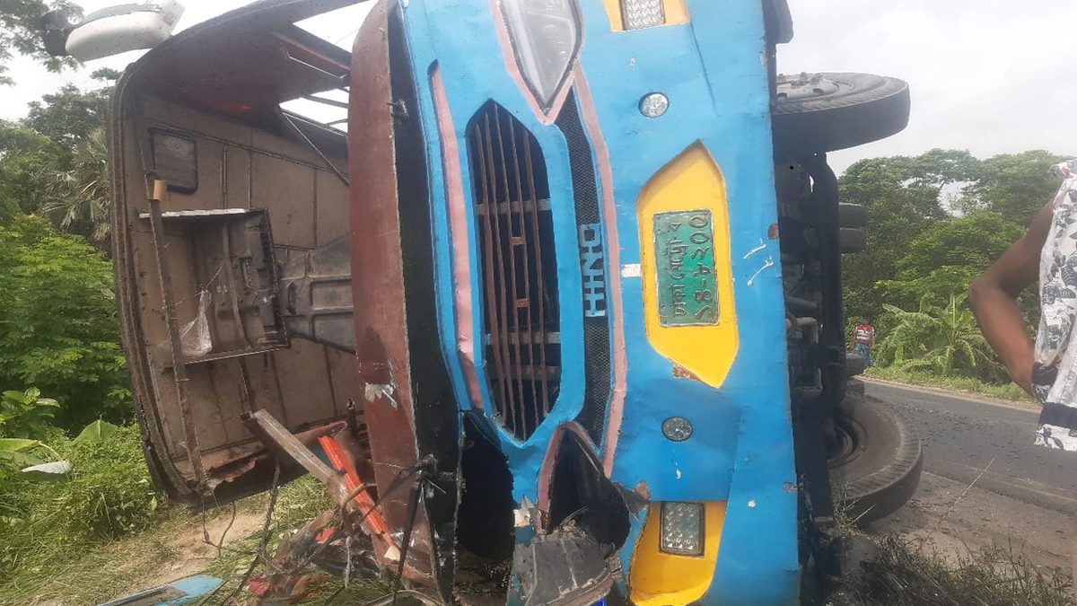 মহাসড়কে চলন্ত বাস উল্টে প্রাণ গেল সুপারভাইজারের