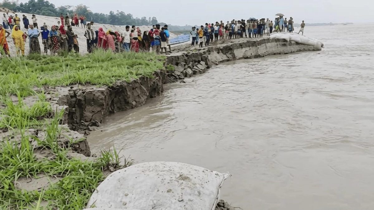 দৌলতপুরে পদ্মার পাড় ধসে নদীতে পড়ে শিশু নিখোঁজ