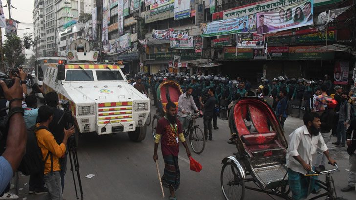 নয়াপল্টন এলাকার রাস্তা খুলে দিয়েছে পুলিশ