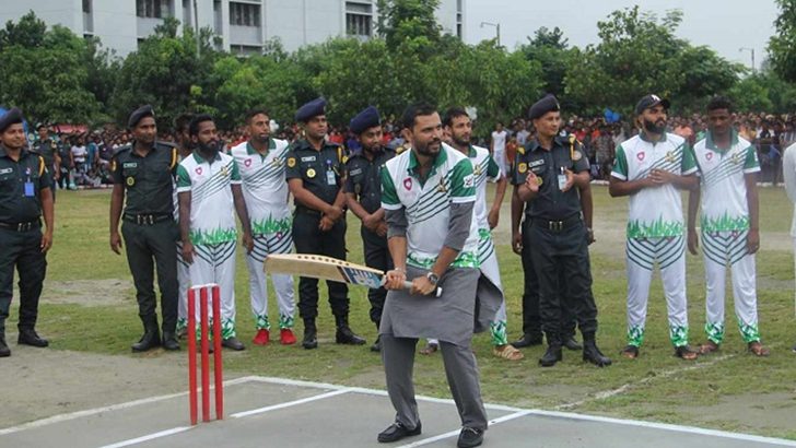 কারাবন্দিদের সঙ্গে ক্রিকেট খেললেন মাশরাফি