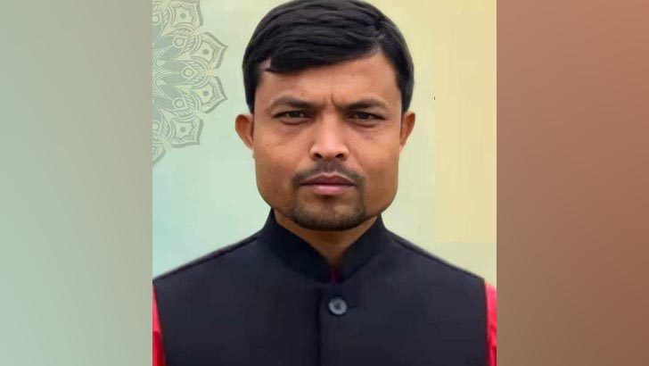 ‘মুরগি চুরি করতে গেলেও সঙ্গে থাকে ৮ পিস্তল’
