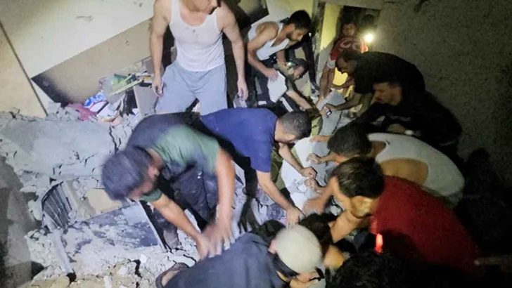 মধ্যরাতে গাজার শরণার্থী শিবিরে ইসরাইলের বিমান হামলা, নিহত ৩০