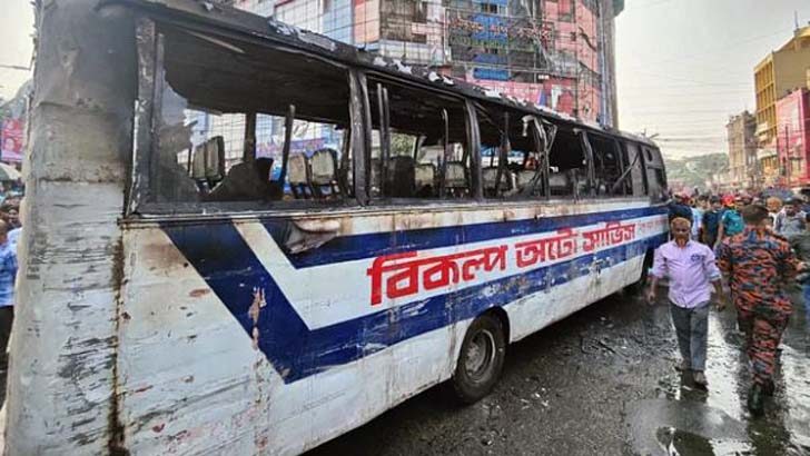 গুলিস্তানে যাত্রীবাহী বাসে আগুন