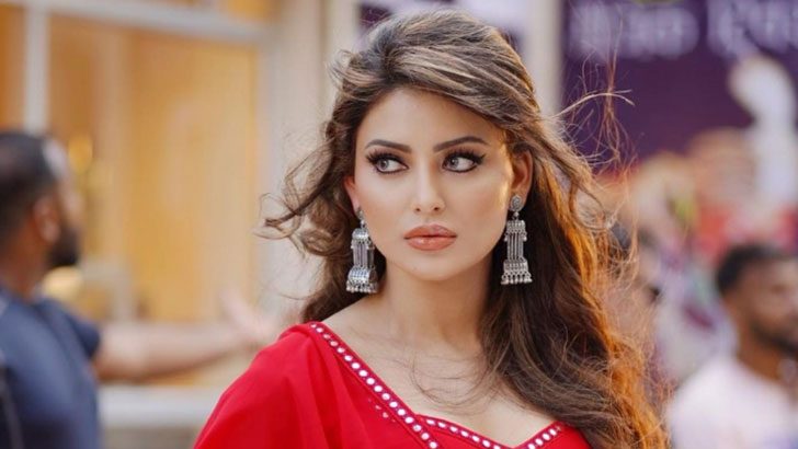 মাঠে গিয়ে চুমু দিলেন উর্বশী