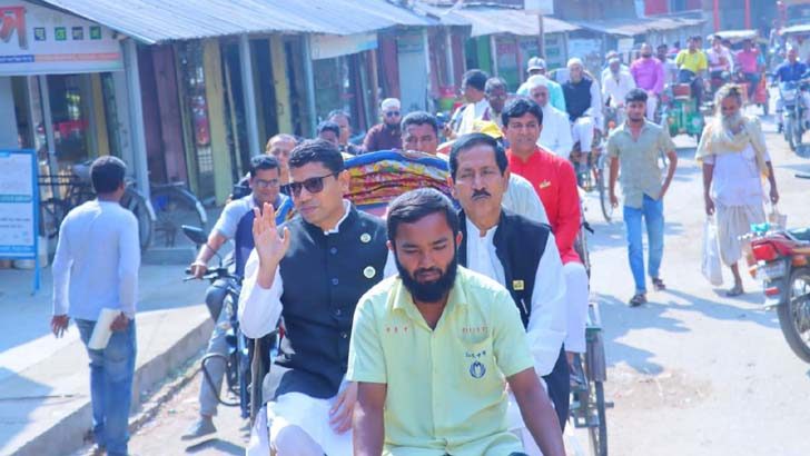 রিকশায় চড়ে মনোনয়নপত্র সংগ্রহ করলেন পলক