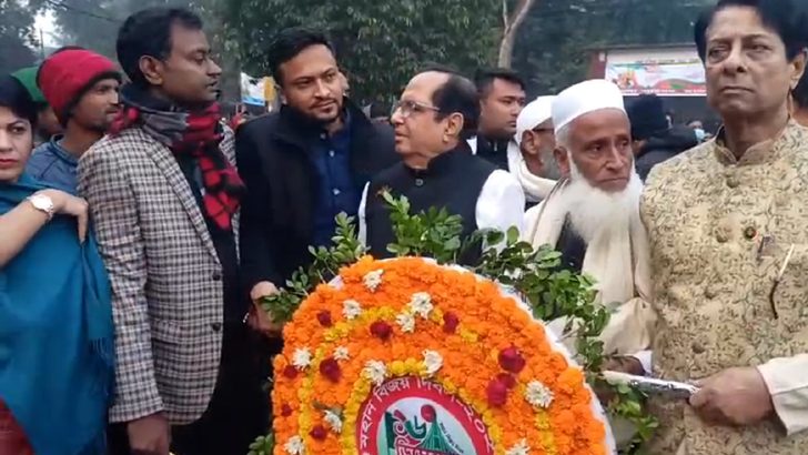 মাগুরায় শহীদ মুক্তিযোদ্ধাদের শ্রদ্ধা জানাতে স্মৃতিস্তম্ভে সাকিব
