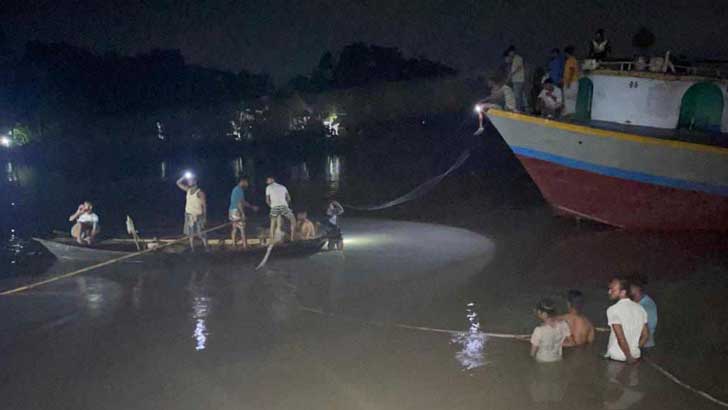 মুন্সিগঞ্জে বাল্কহেডের ধাক্কায় ট্রলার ডুবে ২ জনের মৃত্যু,নিখোঁজ ১৫