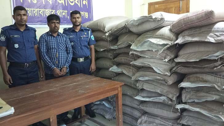 বসতঘরে মিলল প্রায় পাঁচ লাখ টাকার ভারতীয় চিনি