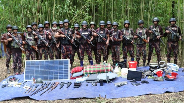 বান্দরবানে অস্ত্র-গোলাবারুদসহ অত্যাধুনিক প্রযুক্তির বিপুল সরঞ্জামাদি উদ্ধার