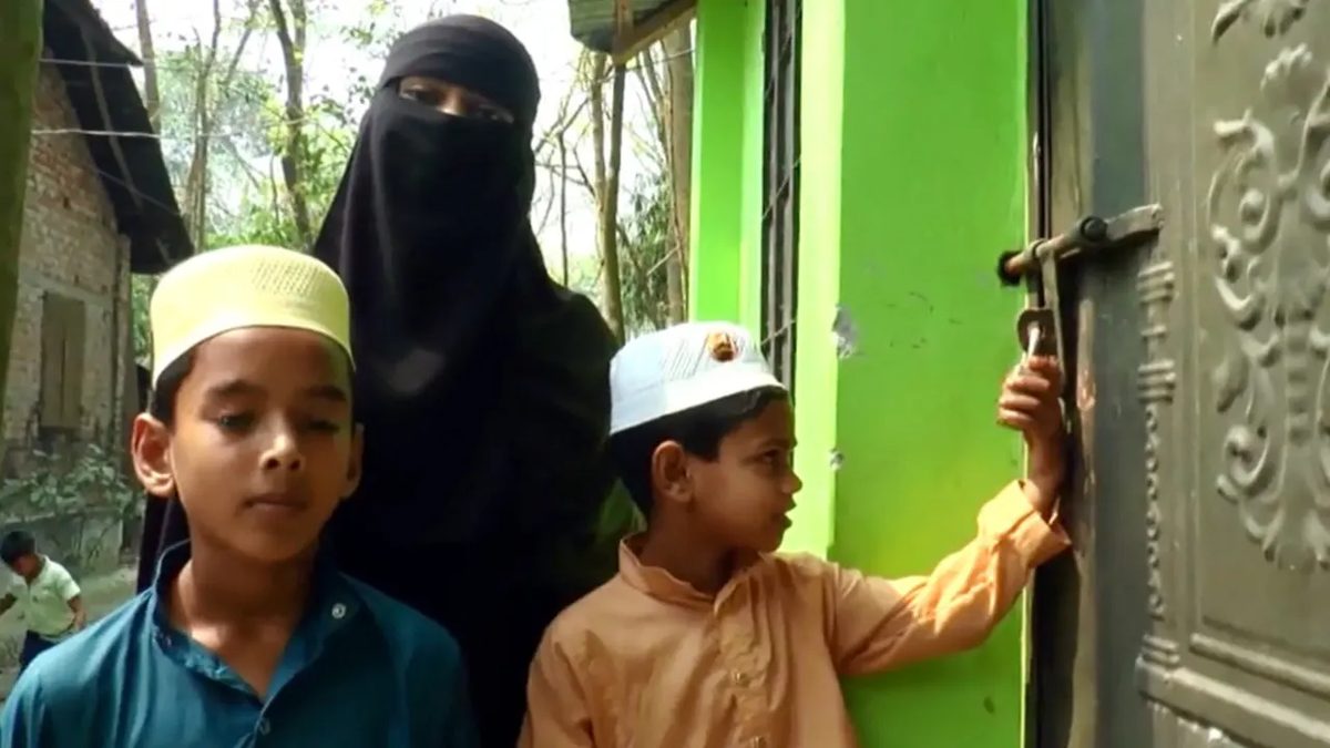টাকার জন্য স্ত্রী-সন্তানকে বের করে দিলেন শাহীন
