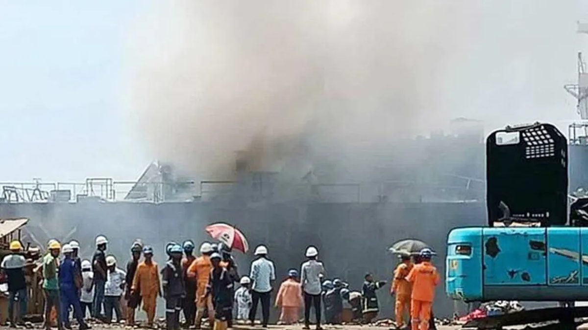 সীতাকুণ্ডে শিপইয়ার্ডে আগুন, ৮ শ্রমিক দগ্ধ