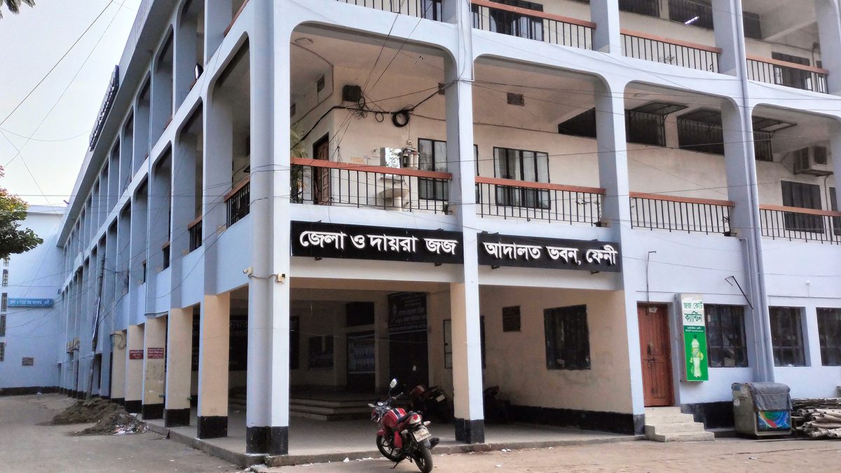 বিচারকের সামনে বিচারপ্রার্থীর আত্মহত্যাচেষ্টা