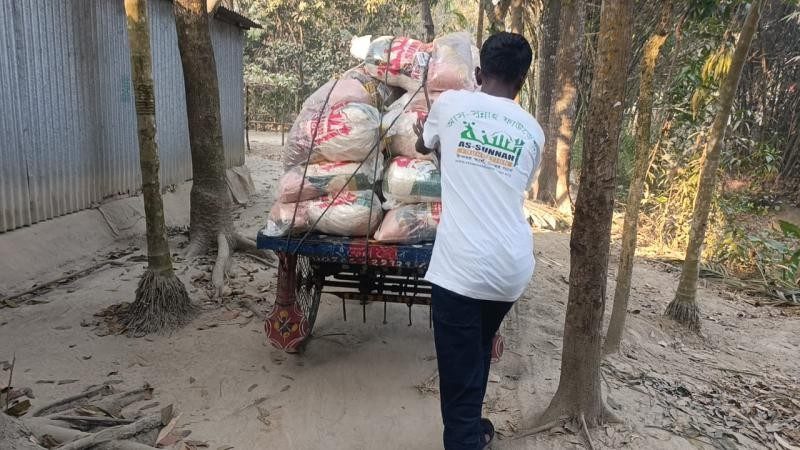 রাজবাড়ীতে আস-সুন্নাহ ফাউন্ডেশনের উদ্যোগে ইফতার সামগ্রী বিতরণ