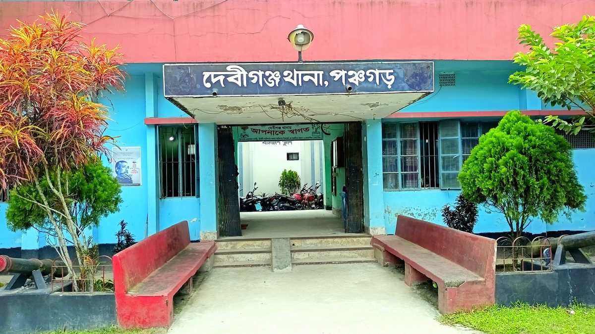 জুয়ার আসর থেকে কৃষক লীগ নেতাসহ গ্রেপ্তার ৮