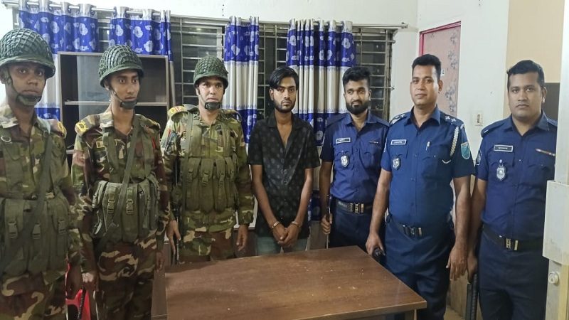 যৌথবাহিনীর অভিযানে ভুয়া ক্যাপ্টেন আটক