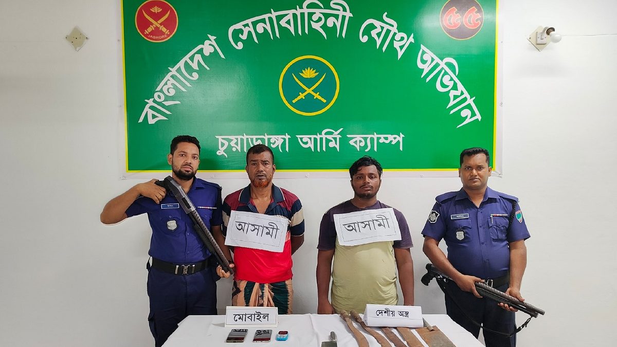 চুয়াডাঙ্গায় দেশীয় অস্ত্রসহ দুই চাঁদাবাজ গ্রেফতার