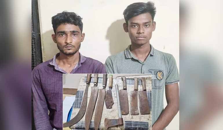 বগুড়ায় ৮টি ধারালো অস্ত্রসহ আটক ২
