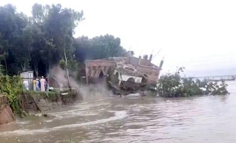 পদ্মায় তলিয়ে গেল দুই তলা মসজিদ