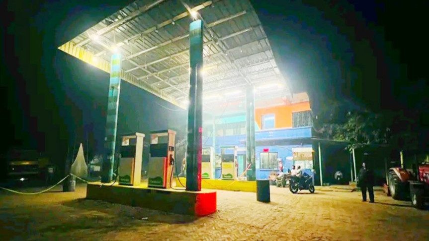 জামালপুরে জ্বালানি তেল বিক্রি বন্ধ করে ব্যবসায়ীরা উধাও