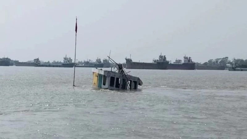 বঙ্গোপসাগরে ১২ নাবিকসহ কার্গো জাহাজডুবি