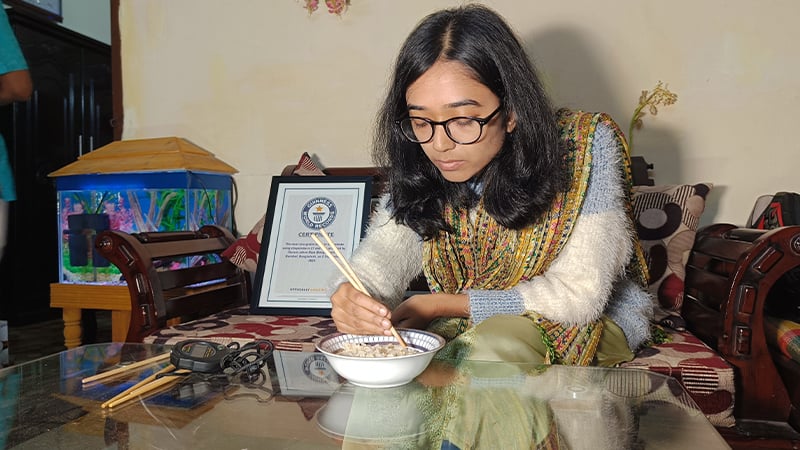 চপস্টিক দিয়ে ২৭টি ভাত খেয়ে বরিশালের নিপার বিশ্বরেকর্ড