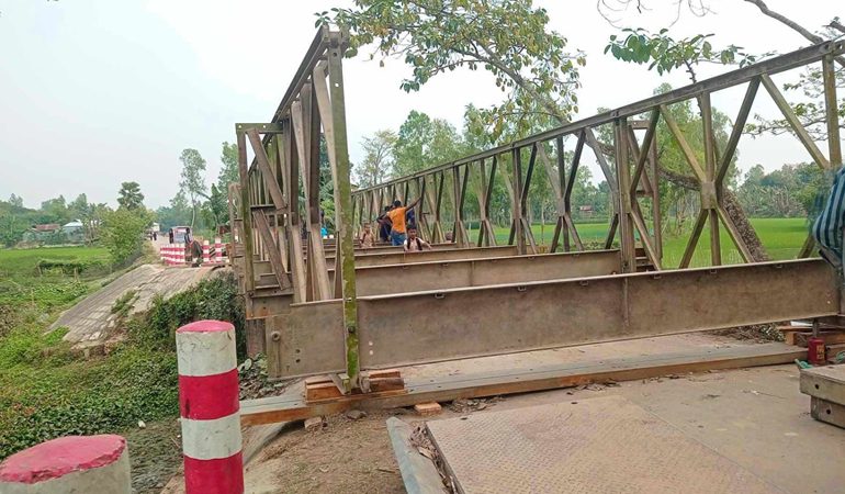 বিকল্প সড়ক না করেই ব্রিজ নির্মাণ, ভোগান্তিতে পথচারীরা