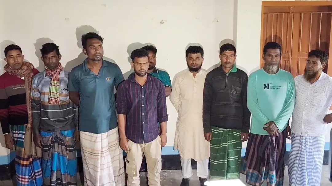 তিন হাজার লিটার পেট্রোলসহ আটক ১১ জনকে পুলিশে সোপর্দ