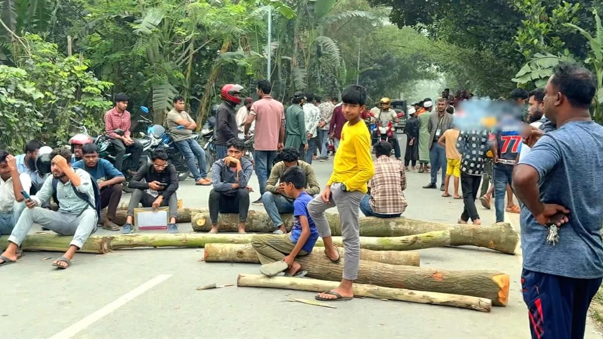 ফেসবুক পোস্টে তেলের গুজব, জামালপুরে সড়ক অবরোধ