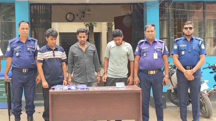 জামালপুরে আবাসিক হোটেল থেকে ৩ ভুয়া পুলিশ আটক