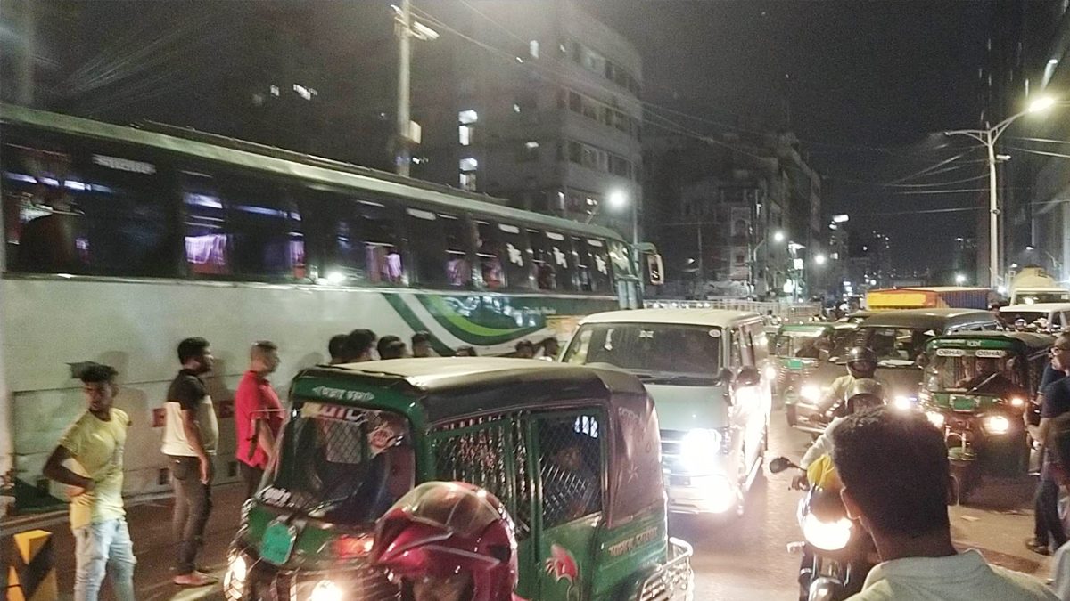 সড়ক ছাড়লেন ঢাবি শিক্ষার্থীরা, যান চলাচল স্বাভাবিক