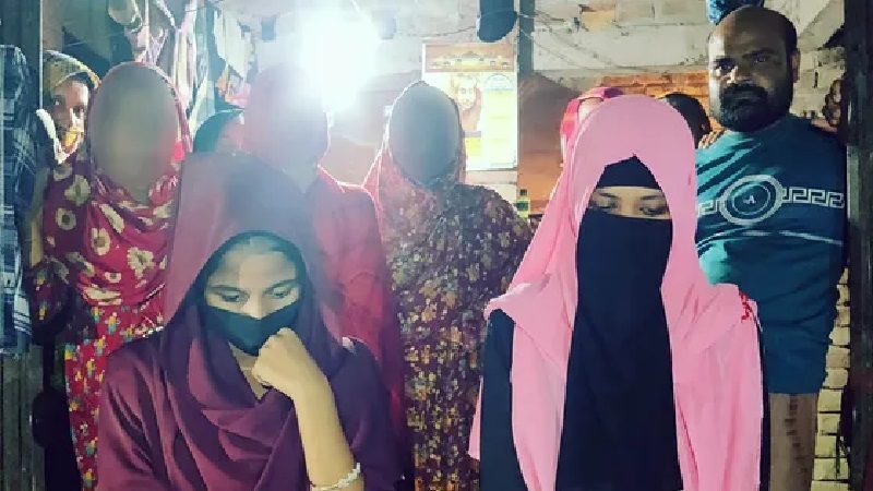 প্রেমিকের বাড়িতে একসঙ্গে ২ তরুণীর অনশন